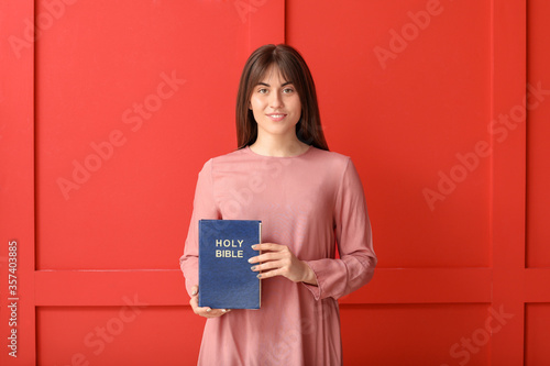 Young woman with Bible on c...