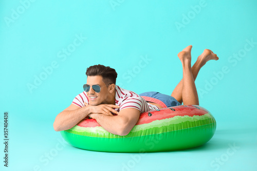 Young man with inflatable r...