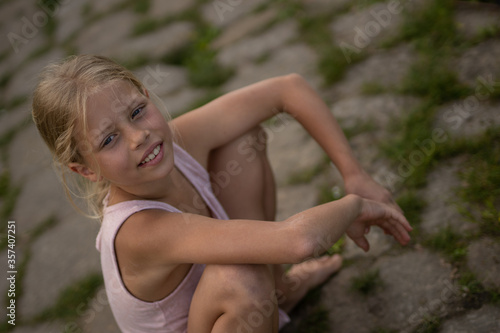 Mädchen beim unbeschwerten Spielen und Bewegen in der Freizeit, auf Wiesenpfaden, am Strand, See und dem Fluss Elbe © zimuwe
