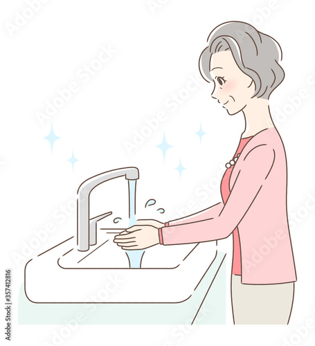 水道水で手を洗う女性
