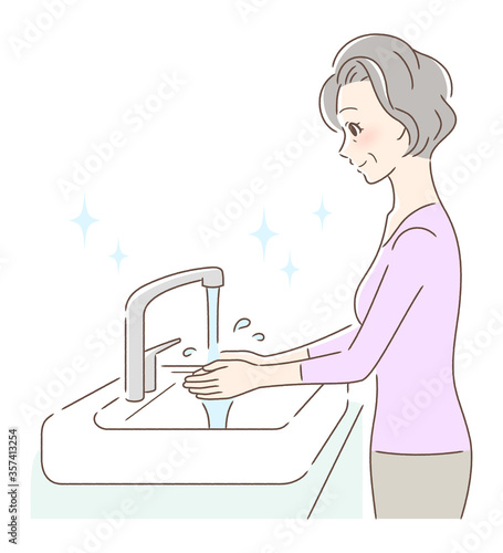 水道水で手を洗う女性
