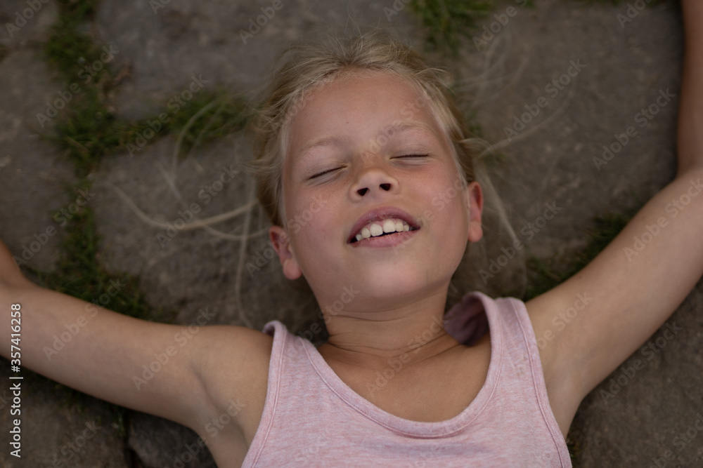 Mädchen beim unbeschwerten Spielen und Bewegen in der Freizeit, auf Wiesenpfaden, am Strand, See und dem Fluss Elbe Mädchen beim unbeschwerten Spielen und Bewegen in der Freizeit, auf Wiesenpfaden, am Strand, See und dem Fluss Elbe