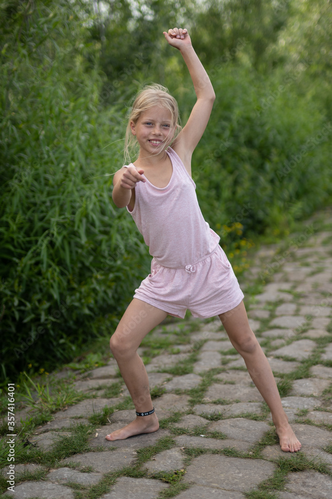 Mädchen beim unbeschwerten Spielen und Bewegen in der Freizeit, auf Wiesenpfaden, am Strand, See und dem Fluss Elbe