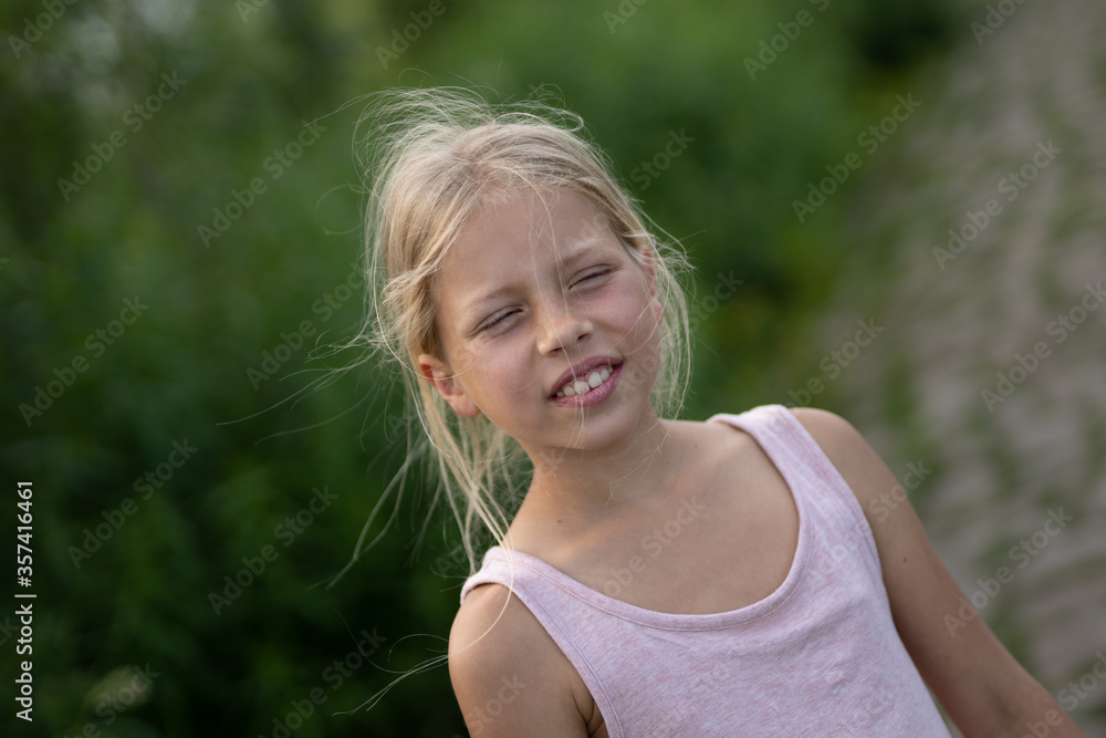 Mädchen beim unbeschwerten Spielen und Bewegen in der Freizeit, auf Wiesenpfaden, am Strand, See und dem Fluss Elbe Mädchen beim unbeschwerten Spielen und Bewegen in der Freizeit, auf Wiesenpfaden, am Strand, See und dem Fluss Elbe