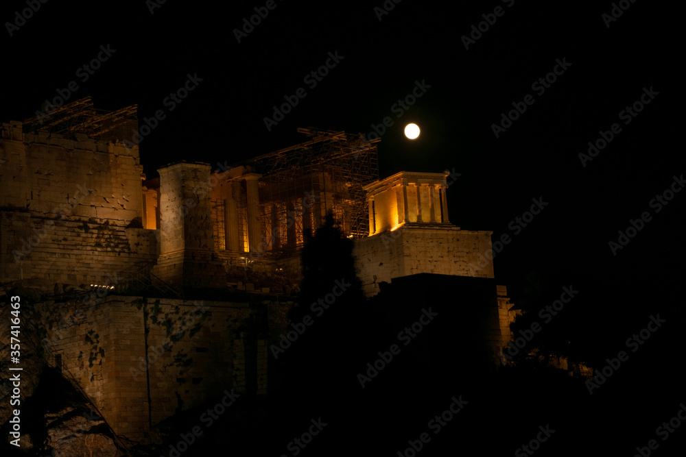 Obraz premium Full moon over Acropolis in Athens at a summer night