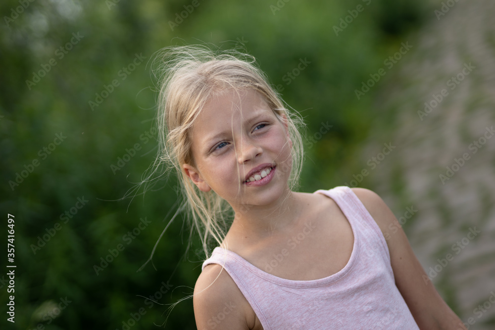 Mädchen beim unbeschwerten Spielen und Bewegen in der Freizeit, auf Wiesenpfaden, am Strand, See und dem Fluss Elbe Mädchen beim unbeschwerten Spielen und Bewegen in der Freizeit, auf Wiesenpfaden, am Strand, See und dem Fluss Elbe