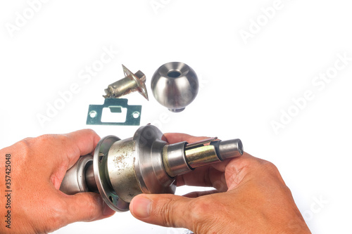 Assembling door knob