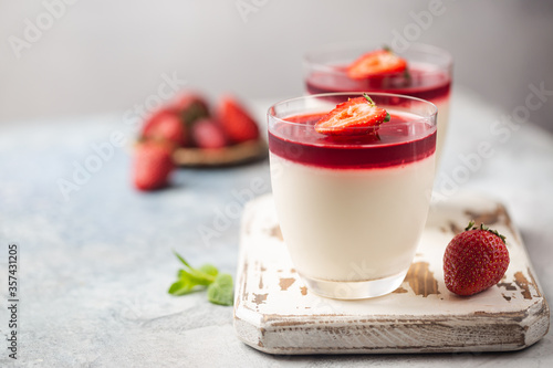 Foto Italian panna cotta dessert with strawberry sirup and mint leaf