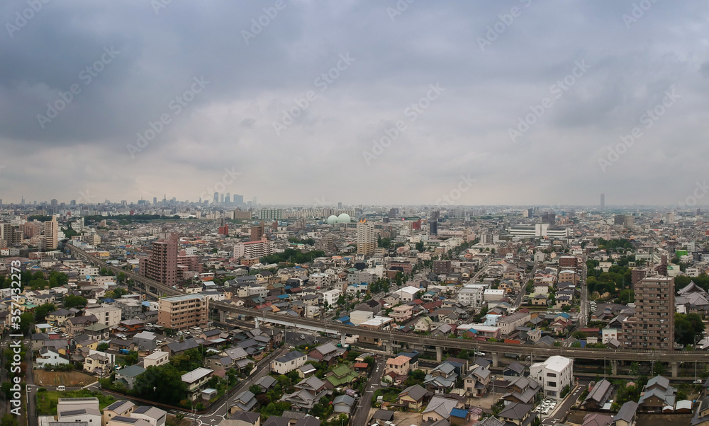 航空撮影した夏の名古屋の街並みと曇りの空