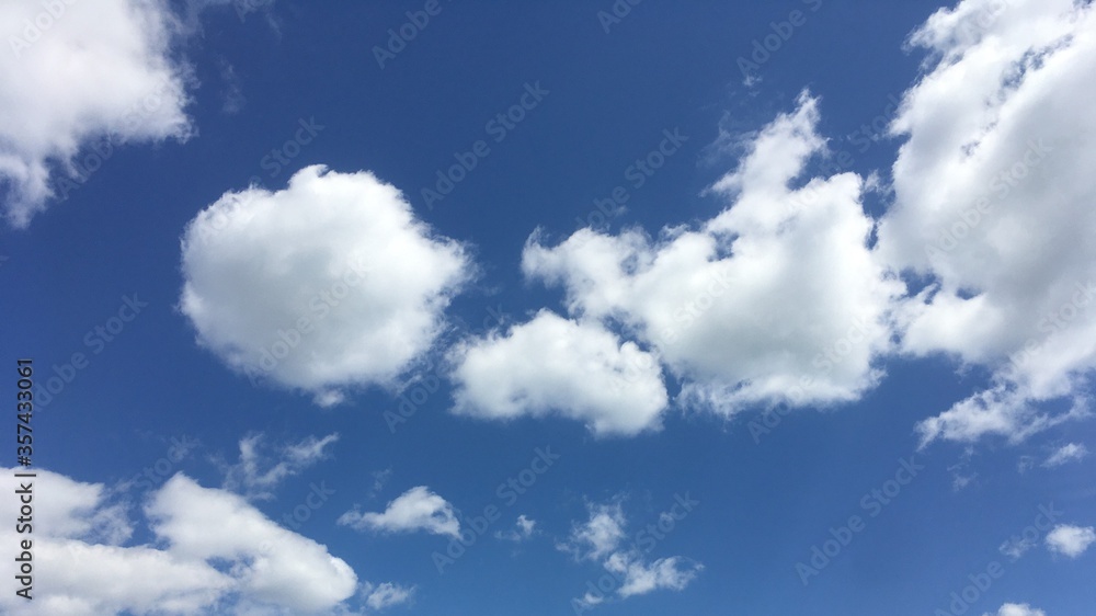 Obraz premium Blue sky with white clouds