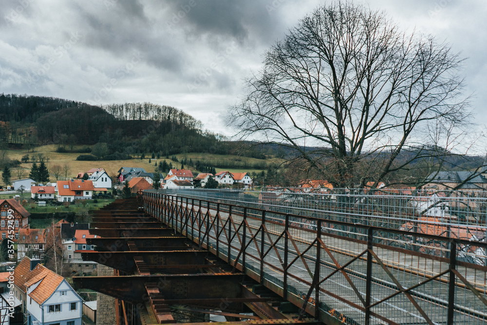 Viadukt in Lengenfeld mit Baum 
