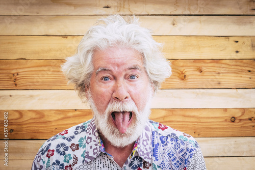 Foto Portrait of cheerful caucasian senior crazy man with wood background - alternati