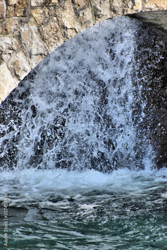 Wasserfall unter einer Steinbrücke