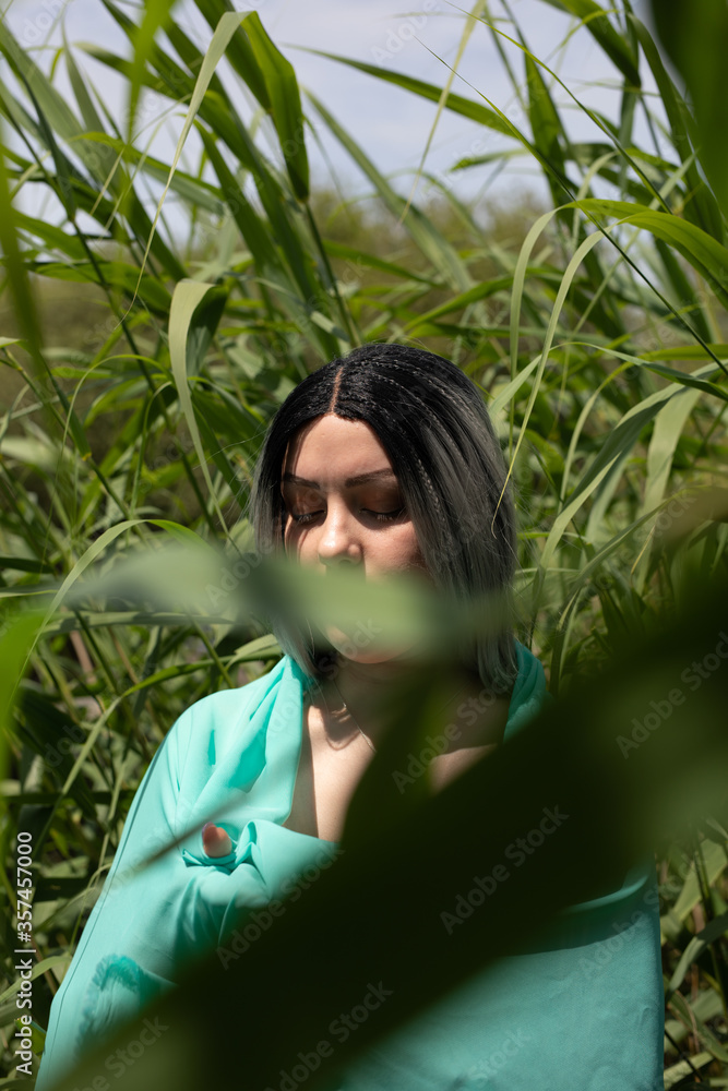 Frau in der Natur mit Plastik Frau in der Natur mit Plastik