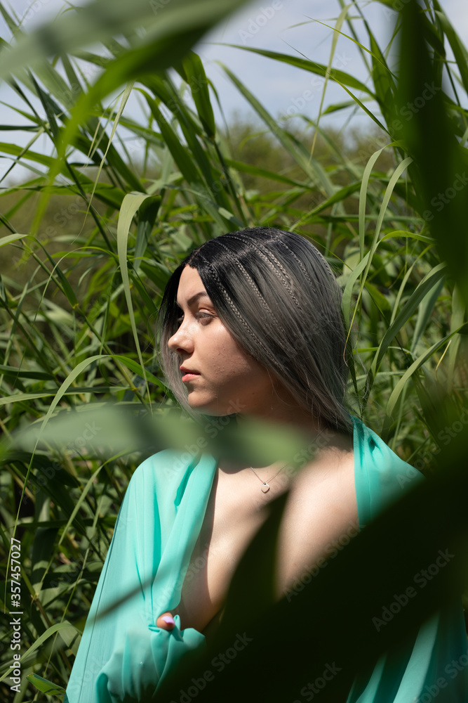 Fototapeta premium Frau in der Natur mit Plastik