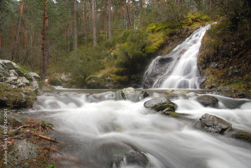 cascada en el rio