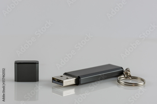 USB 2.0 Speicherstick 16GB mit nebenliegender Kappe auf hellem Untergrund photo