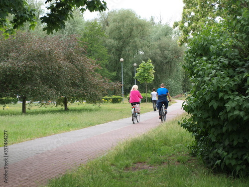 Ludzie w parku jadą na rowerach 
