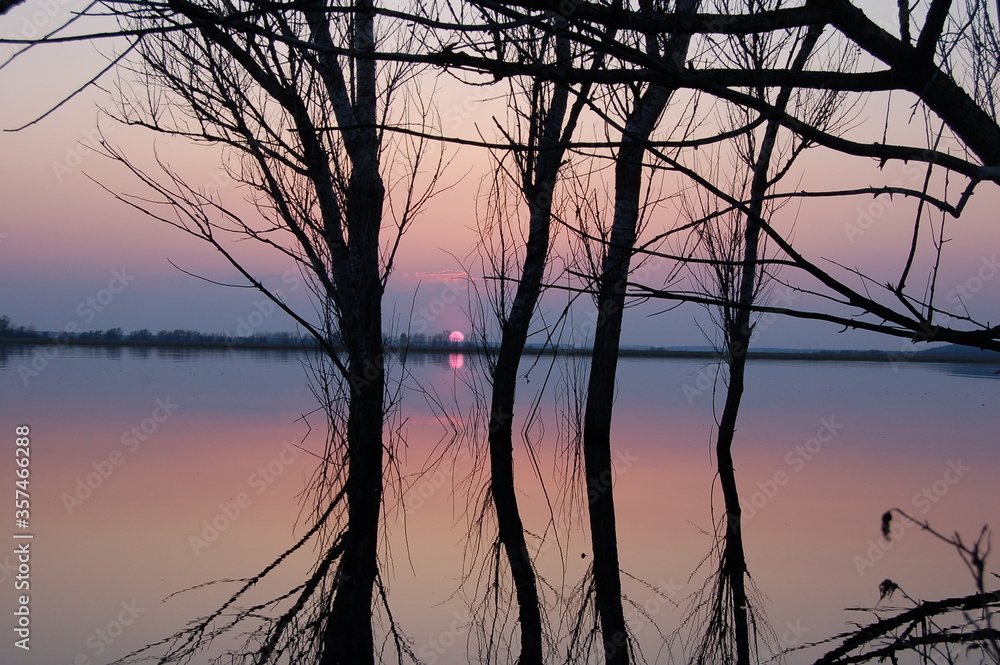 Obraz premium spring sunset on the lake