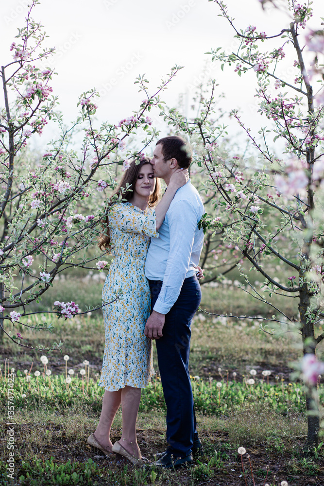 Naklejka premium guy kisses a sincere girl on a walk