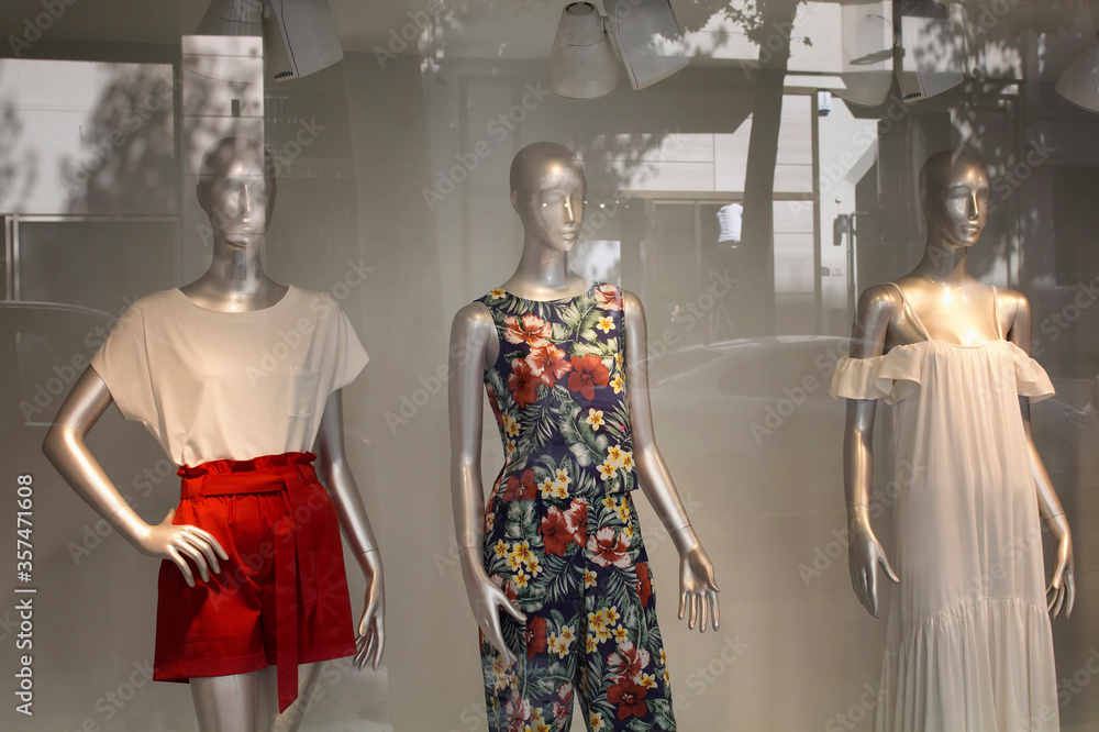 Obraz premium Store window display with summer outfits.