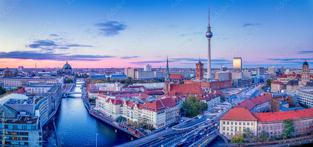 Obraz premium panoramic view at cental berlin while sunset