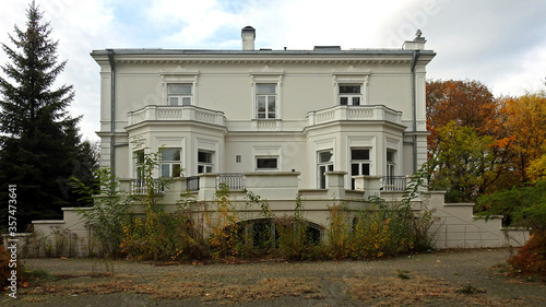 wybudowany w drugiej polowie 19 wieku palacyk lubomirskich wraz z parkiem palacowym polozone w miescie bialystok na podlasiu w polsce