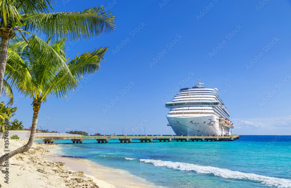 Luxury cruise ship in port on sunny day - obrazy, fototapety, plakaty 