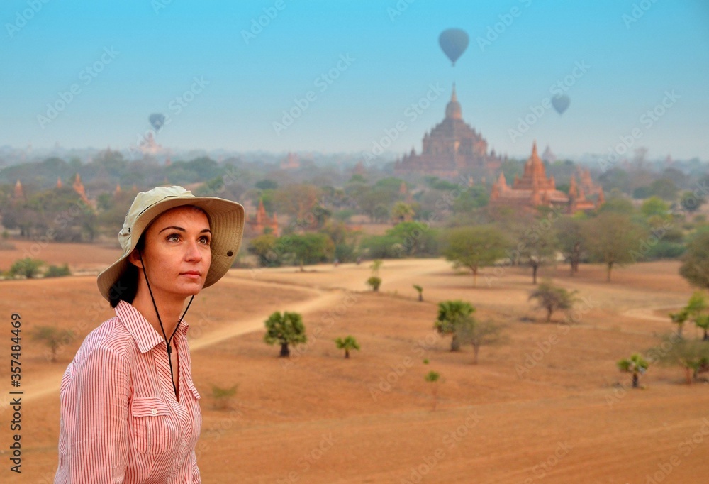 Fototapeta premium woman in Bagan during sunshine