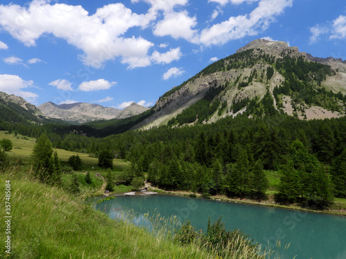 Lac d'Estenc à Entraunes et montagnes verdoyantes dans le Parc National du Mercantour