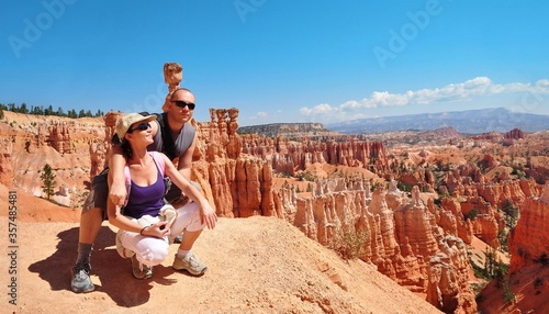 Couple look out on the Bryce Canyon © kravka