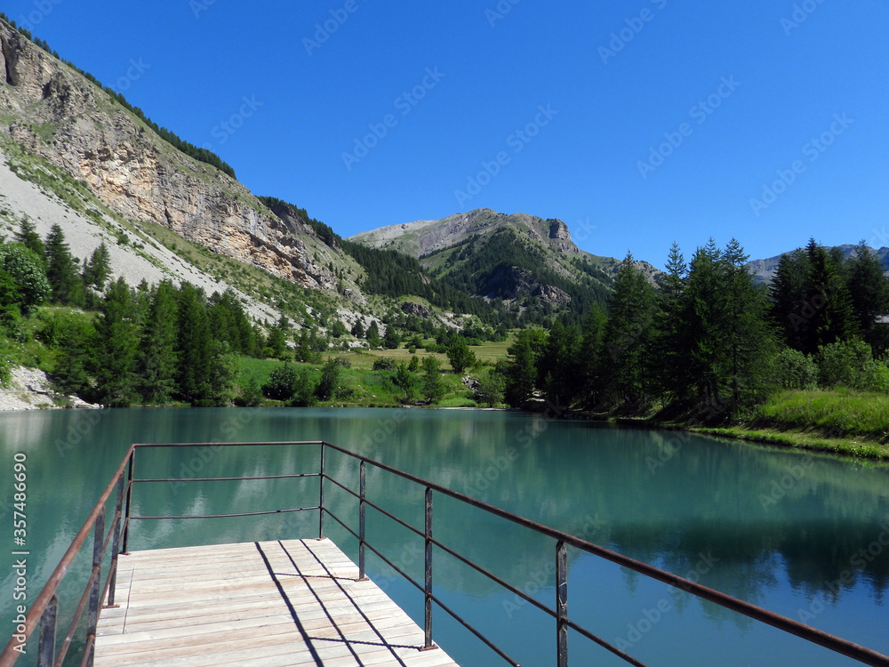 Ponton du Lac d'Estenc, situé dans le massif du Mercantour et source du fleuve du Var. Ce lac artificiel est situé sur la commune d'Entraunes dans les Alpes-Maritimes.
