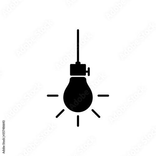 Icono plano bombilla encendida colgando de un cable en color negro