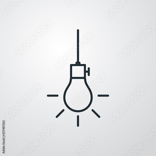 Icono plano lineal bombilla encendida colgando de un cable en fondo gris