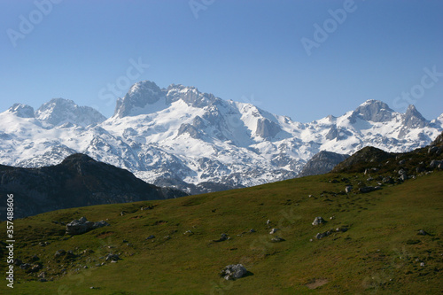 Montañas nevadas en el Parque Nacional de Picos de Europa