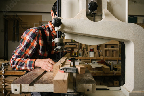Foto a man sawing a wooden board on a band saw