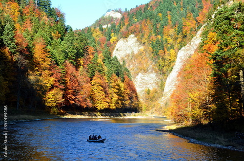 SZCZAWNICA, POLAND - OKTOBER 16, 2017: The team runs the pontoon river Dunajec.