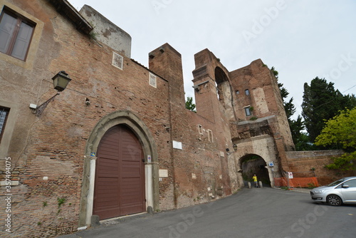 Fototapeta Naklejka Na Ścianę i Meble -  Roma Arco di Dolabella