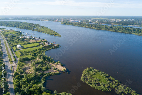 Fototapeta Naklejka Na Ścianę i Meble -  road along the Volga river in Nizhny Novgorod