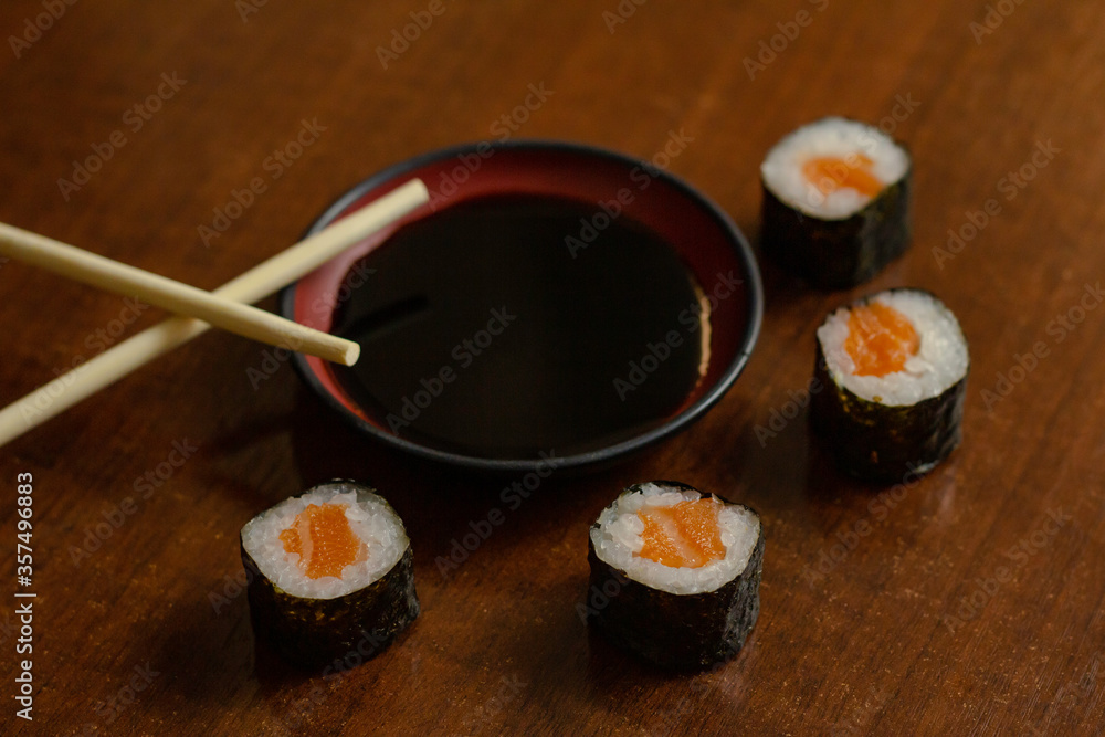 Sushi ossomaki acompanhado de shoyu e hashi Sushi ossomaki acompanhado de shoyu e hashi