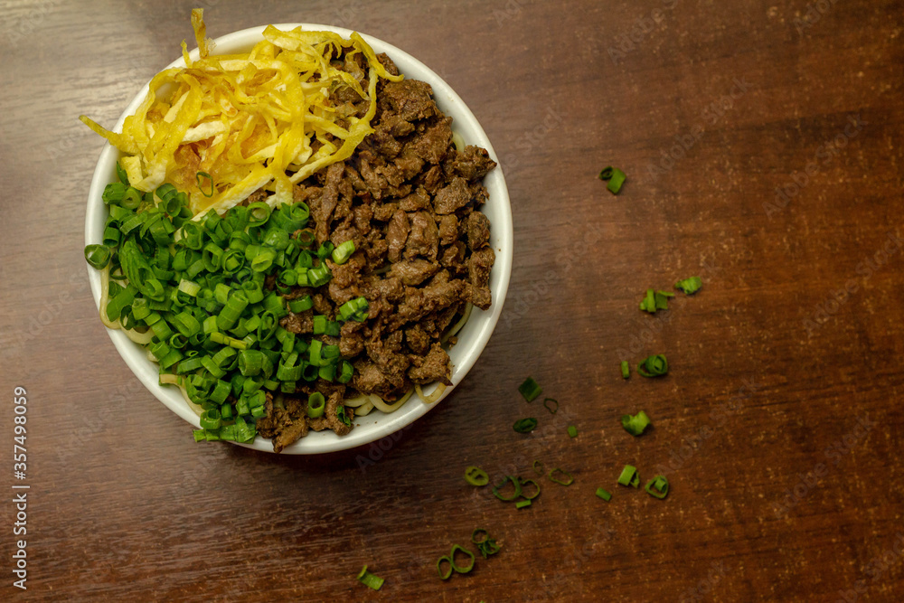 Sobá (macarrão japonês) com cebolinha, omelete e carne em tigela branca Sobá (macarrão japonês) com cebolinha, omelete e carne em tigela branca