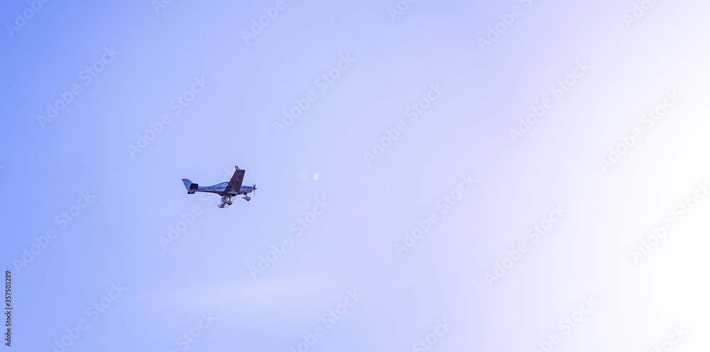 Kleinflugzeug am Himml