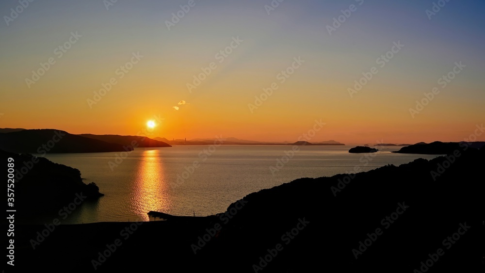 土谷棚田展望台から見た伊万里湾と夕日のコラボ情景＠長崎