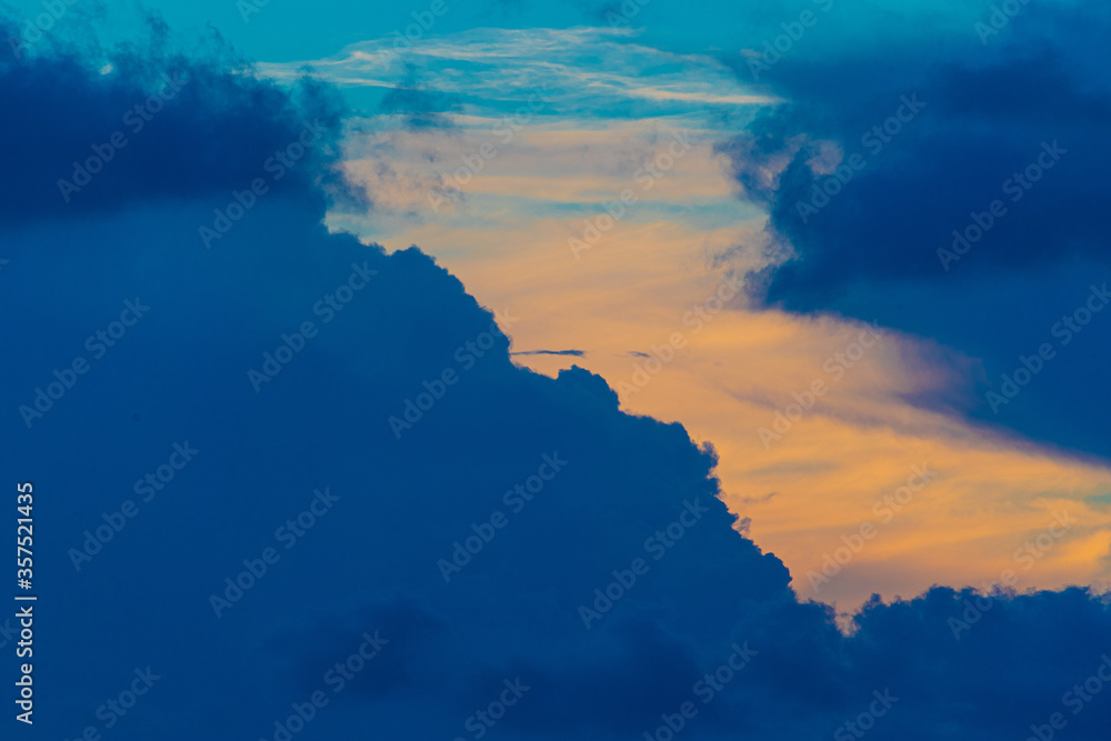 CLOUDS NUBES RARAS COLOR