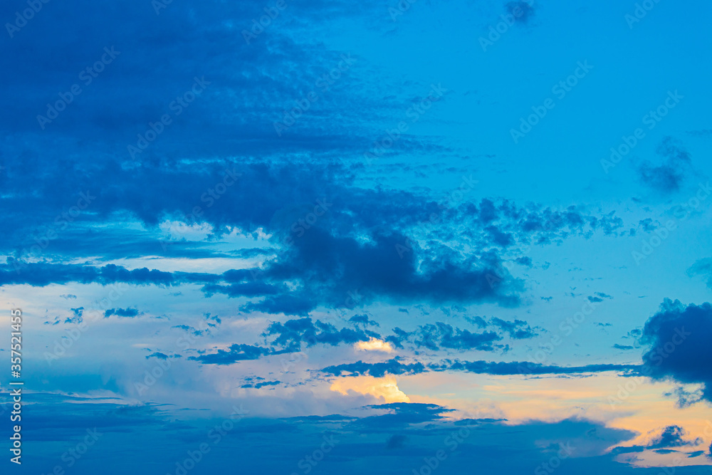 CLOUDS NUBES RARAS COLOR