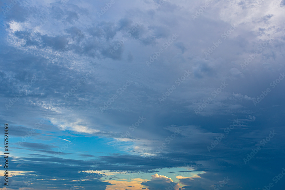 CLOUDS NUBES RARAS COLOR