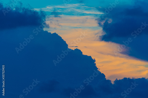 Obraz na płótnie CLOUDS NUBES RARAS COLOR w salonie