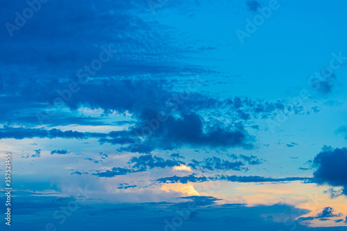 Obraz na płótnie CLOUDS NUBES RARAS COLOR w salonie