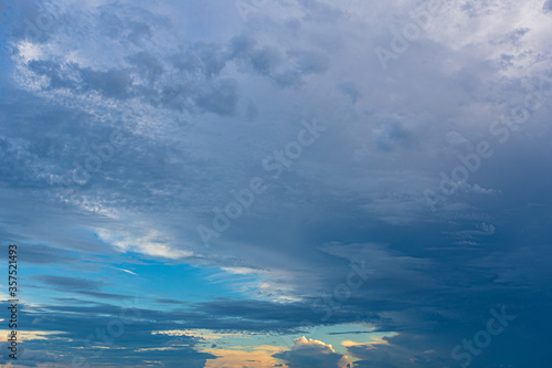 Obraz na płótnie CLOUDS NUBES RARAS COLOR w salonie