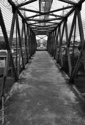 Puente peatonal con cubierta de metal © Diego